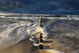 Fototapeta Fototapety z morzem do Twojej sypialni - Morze bałtyckie. Plaża w miejscowości Chałupy - półwysep helski, sztorm. Fale, piasek, wybrzeże, woda i falochron. Bałtyk