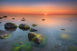 Fototapeta Fototapety z morzem do Twojej sypialni - Morze bałtyckie - wschód słońca na plaży Gdynia Orłowo z widokiem na fale i kamieniste wybrzeże bałtyku, koło klifu w Orłowie