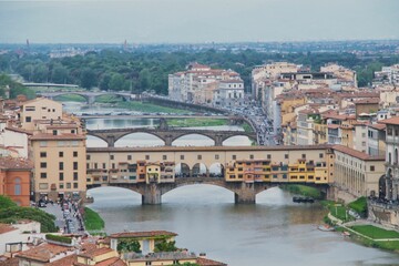 Vistas de los puentes sobre el río Arno