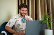 © Javier - Hombre contento y conforme después de realizar una compra on-line con su computadora