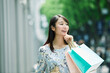 © amanaimages - 買い物をする女性