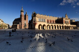 Fototapeta Miasto - The main square in Krakow with a view of the cloth hall and St. Mary's Basilica. Rynek główny w krakowie z widokiem na sukiennice i bazylikę mariacką.