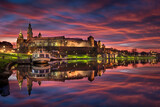 Fototapeta Miasto - Krakow, Poland. View of the Wawel castel and the Vistula River at sunrise. Widok na Wawel i rzekę Wisłę o wschodzie słońca. Zamek Królewski na Wawelu