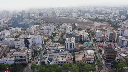 Canvas Print - Aerial view of the buildings and Huaca Pucllana in Lima, Peru