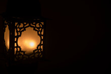 Blask światła Orientalnej Lampy W Ciemności. Brak światła Elektrycznego