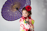 Fototapeta Miasta - 着物を着て傘を持っている少女