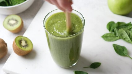 Wall Mural - Vegan green smoothie with spinach, kiwi and apple in glass