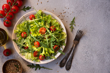 Wall Mural - Fresh vegetable salad with tomatoes, arugola, lettuce and other ingredients, healthy eating