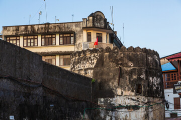 Wall Mural - ZANZIBAR, TANZANIA - September 2019: Stone colonial fortress and old colonial building in Stone Town