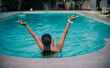 Młoda piękna dziewczyna na basenie hotelowym  w letni wakacyjny dzień
