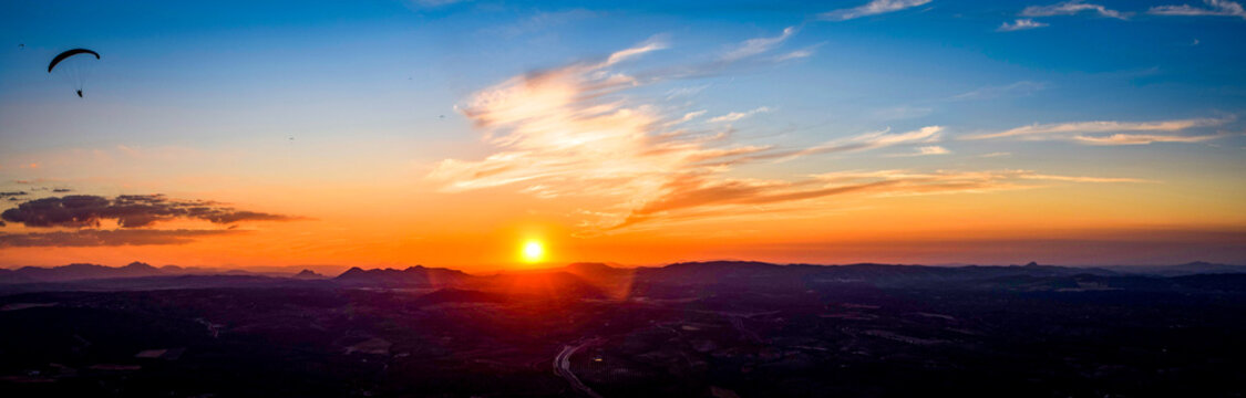 parapente al atardecer en loja malaga