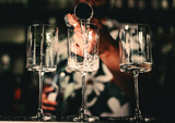 Fototapeta Kawa jest smaczna - man hand bartender making cocktail glass in bar