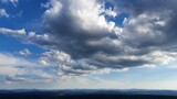 Fototapeta Tęcza - Białe i szare chmury nad horyzontem