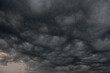 Czarne, ciężkie, pofałdowane burzowe chmury.  Budzą one grozę zapowiadając nadejście gwałtownych opadów i wiatru stanowiącego zagrożenie dla życia.