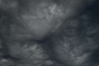Czarne, ciężkie, pofałdowane burzowe chmury.  Budzą one grozę zapowiadając nadejście gwałtownych opadów i wiatru stanowiącego zagrożenie dla życia.