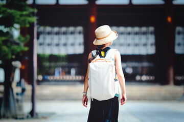 Wall Mural - 麦わら帽子の女性の後ろ姿