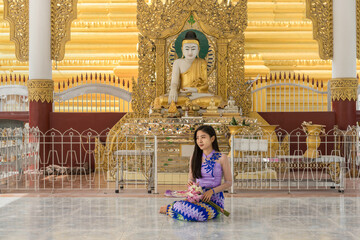 Wall Mural - Myanmar woman at Sandamuni pagoda in Mandalay