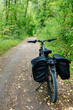 Un vélo, mode de transport écologique et durable pour pratiquer un tourisme alternatif, au milieu d'une voie verte