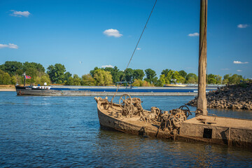 Wall Mural - Die Trockenheit legt das Wrack der Aalschocker im Rhein frei