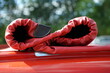 Gefaltetes Rolldach in Rot einer französischen Kleinwagen Legende im Sommer bei Sonnenschein am Lenkwerk in Bielefeld im Teutoburger Wald in Ostwestfalen-Lippe