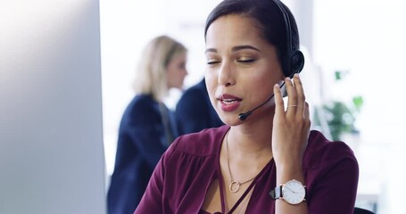 Fototapete - Call center agent talking to people online with computer, giving support as telemarketing consultant and giving digital customer service on internet. Corporate employee and worker working at startup