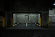 古びた駐車場,コンクリートの薄暗い部屋,冷たい地下駐車場,不気味な無人の部屋