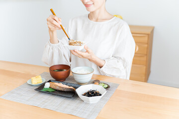 Wall Mural - 日本人女性の朝食シーン・和食