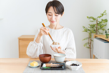 Wall Mural - 日本人女性の朝食シーン・和食