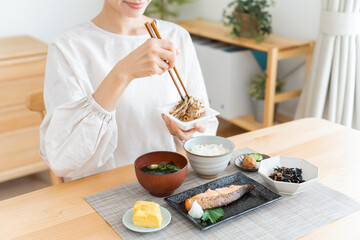 Wall Mural - 日本人女性の朝食シーン・和食