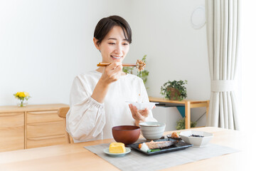 Wall Mural - 日本人女性の朝食シーン・和食