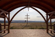 Kleine Kapelle mit einem Kreuz auf einem Hügel am Plattensee, Ungarn