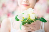 Fototapeta Tulipany - 白い花束を持つ女性 