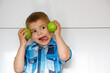 Chłopiec trzyma jabłka - przedszkolak, zdrowe odżywianie, drugie śniadanie, zdrowe jedzenie do szkoły