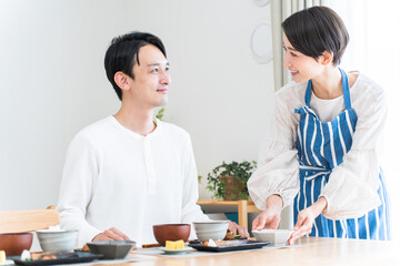 Wall Mural - 食事を準備する日本人女性