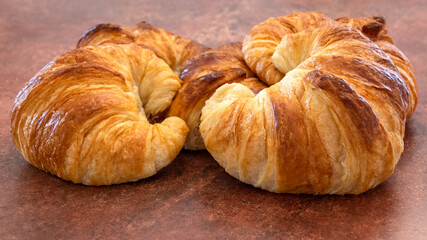 Sticker - tas de croissants en gros plan sur une table