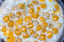 Des œufs De Caille Frits Dans Une Poêle 