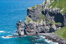 積丹ブルーの大海原にせり出した絶景の神威岬の名所 水無しの立岩に念仏トンネル