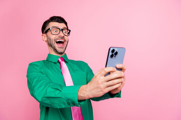 Canvas Print - Photo of shocked funny guy wear green shirt spectacles browsing fast internet modern device empty space isolated pink color background