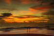 Krajobraz morski. Zachód słońca na plaży, kolorowe niebo