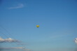 Latający balon na niebie i widoczne linie elektryczne