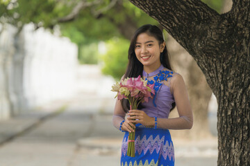 Wall Mural - asian woman from Myanmar at Sandamuni pagoda in Mandalay