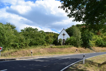 Poster - Kapelle an einer gefährlichen Strasse