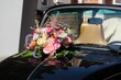 © Pixel Oasis - Bouquet de mariée sur le capot d'une voiture vintage noire