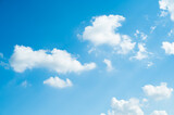 Fototapeta Na sufit - 空にもこもこ白い雲と天気の良い空