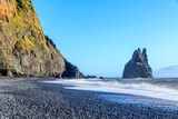 Fototapeta Niebo - Czarna kamienista plaża, skały