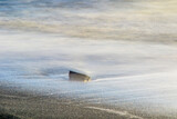 Fototapeta Niebo - Kamień na plaży