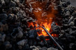 Fornalha medieval com carvão ardente e um ferro em aquecimento para depois de aquecido poder ser trabalado