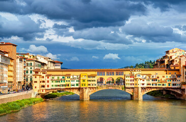 Wall Mural - Ponte Vecchio bridge over Arno River, Florence, Italy