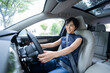 © metamorworks - 車を運転する女性