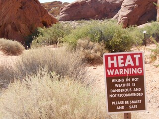 Heat warning sign in a hiking area